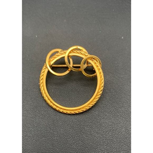 Vintage Gold Tone Circle Wreath Brooch Pin - Picture 1 of 4